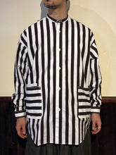 Load image into Gallery viewer, 422521 ボールドストライプ バンドカラーオーバーシャツ