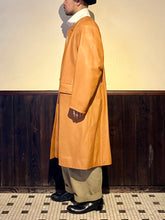 Load image into Gallery viewer, 直営店別注 472434 カウレザーカラーレスロングコート
