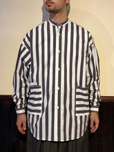 Load image into Gallery viewer, 422521 ボールドストライプ バンドカラーオーバーシャツ