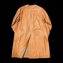 Load image into Gallery viewer, 直営店別注 472434 カウレザーカラーレスロングコート