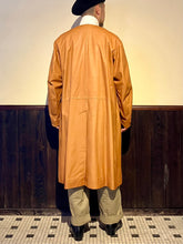 Load image into Gallery viewer, 直営店別注 472434 カウレザーカラーレスロングコート