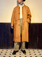 Load image into Gallery viewer, 直営店別注 472434 カウレザーカラーレスロングコート