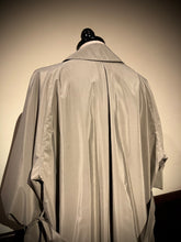 Load image into Gallery viewer, 472507 シルクコーティング ラグラントレンチコート