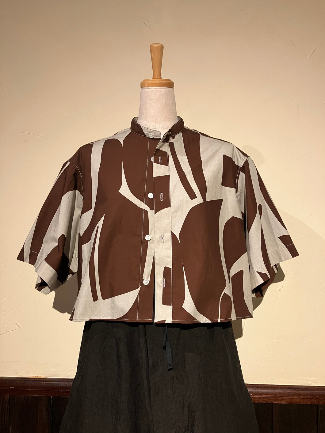 Women622533　 ペーパーカッティングプリント　クロップド　バンドカラーシャツ