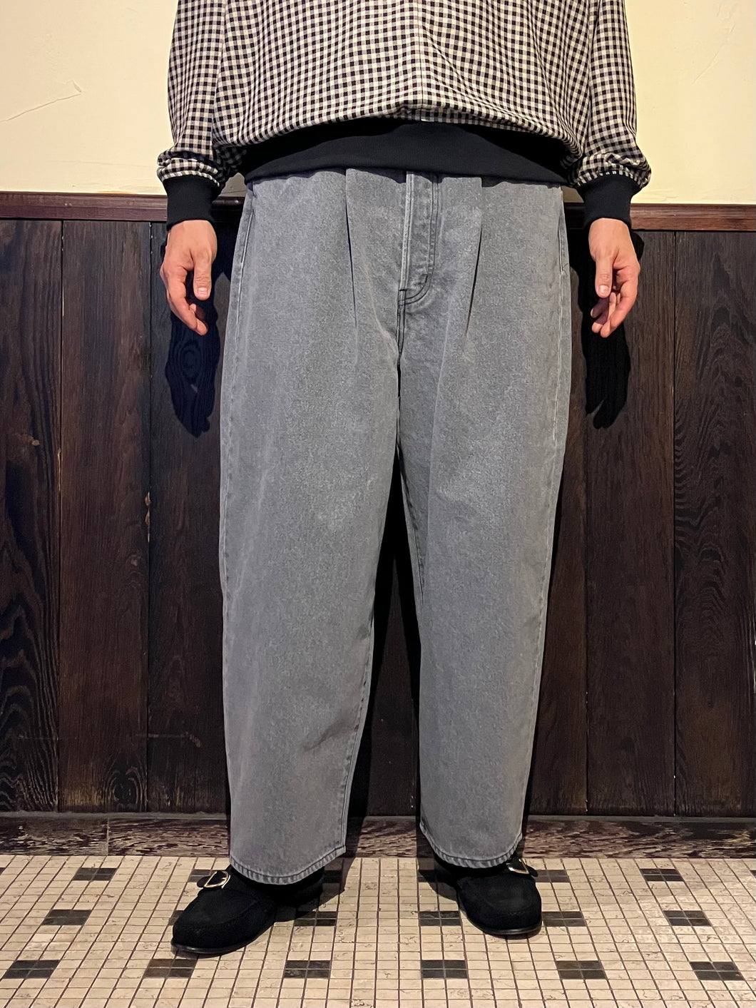 462501  ワイドテーパード　ブラックデニムパンツ