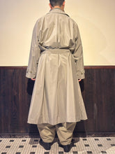 画像をギャラリービューアに読み込む, 472507  シルクコーティング　ラグラントレンチコート
