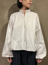 將圖片載入圖庫檢視器 Woman's 622621 高密度タイプライター スタンドカラーボリュームシャツ
