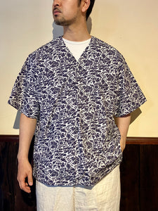 822437 リーフカモフラージュVネックシャツ
