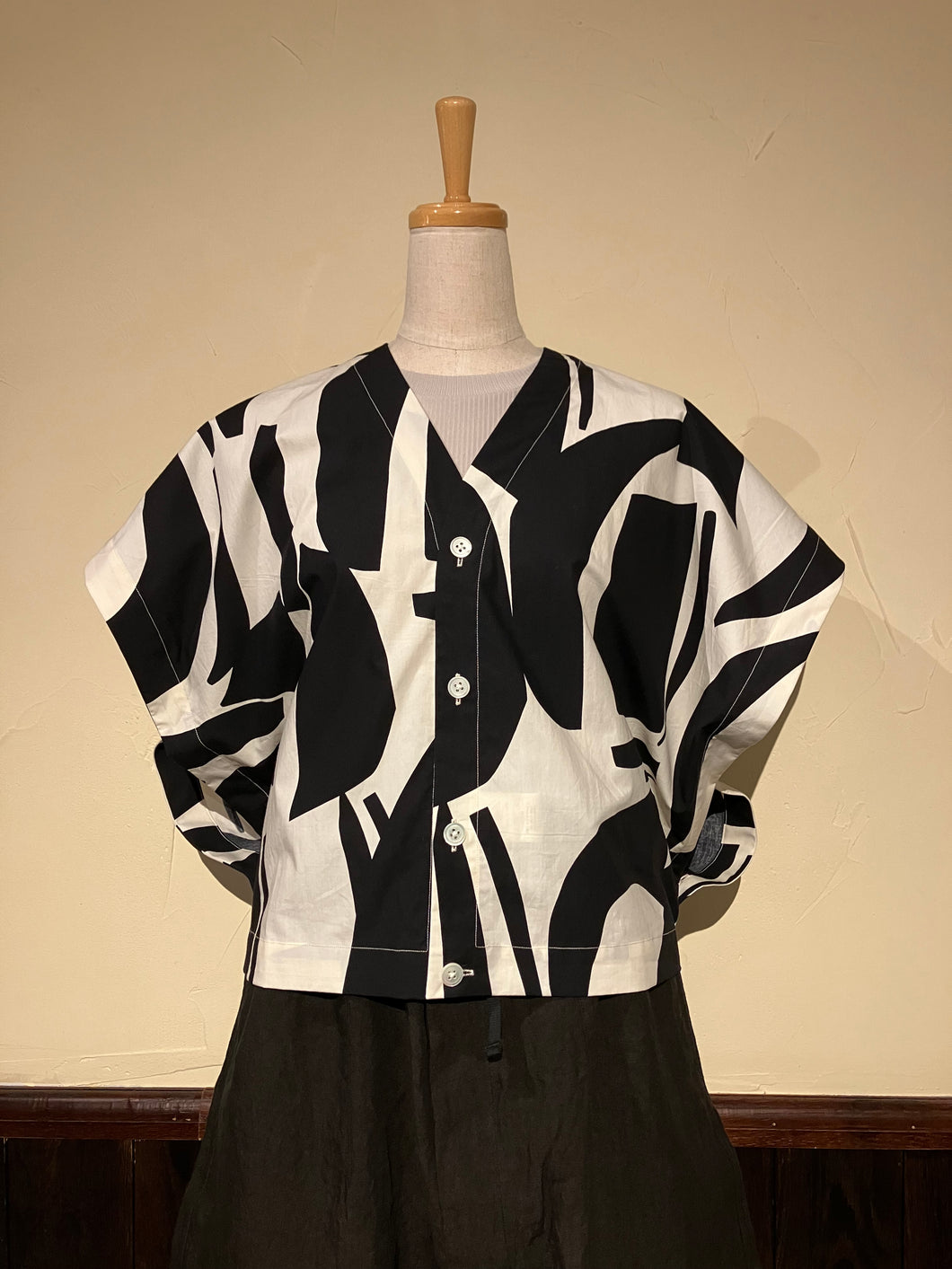 Women 622537 　ペーパーカッティングプリント　スリーブレス　カーディガン