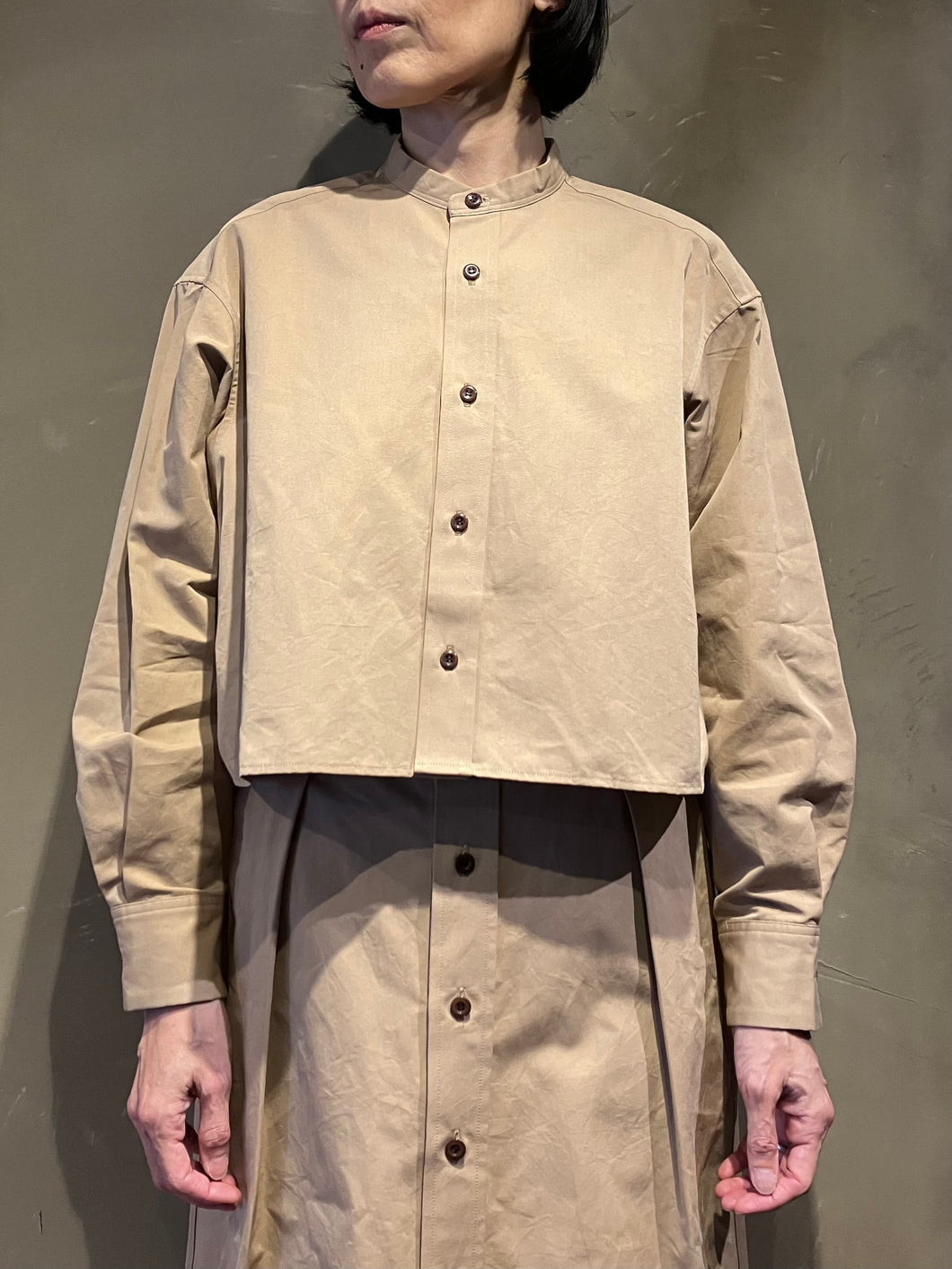 Women 322501 高密度シャンブレー クロップドバンドカラーシャツ