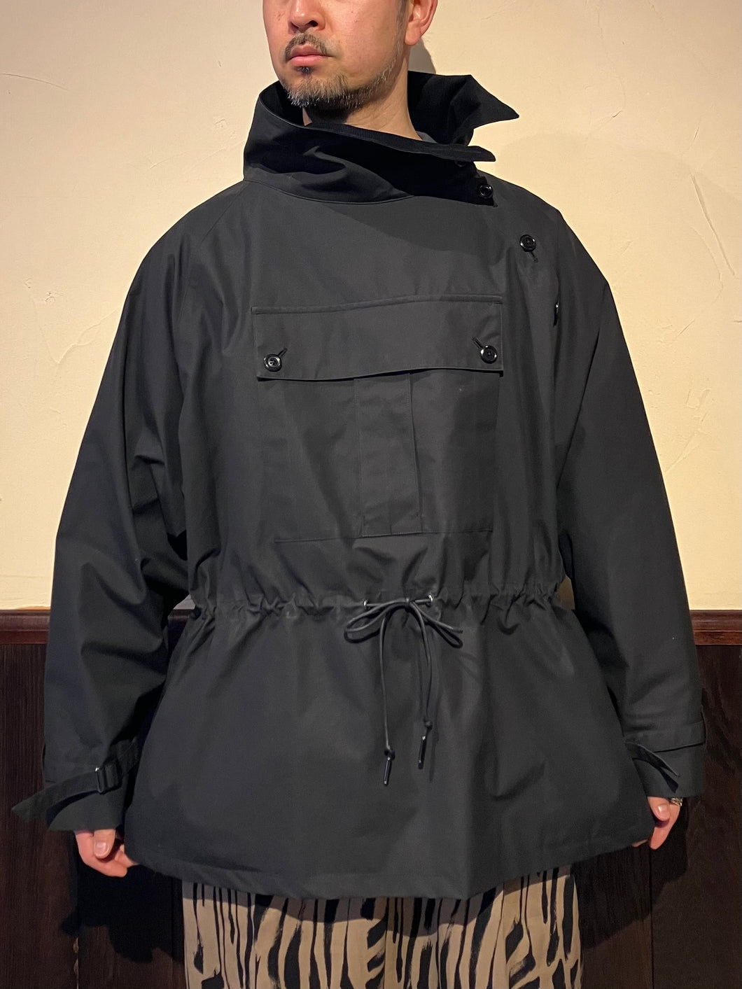 472527  ワックスコットン　ハイネックプルオーバーブルゾン