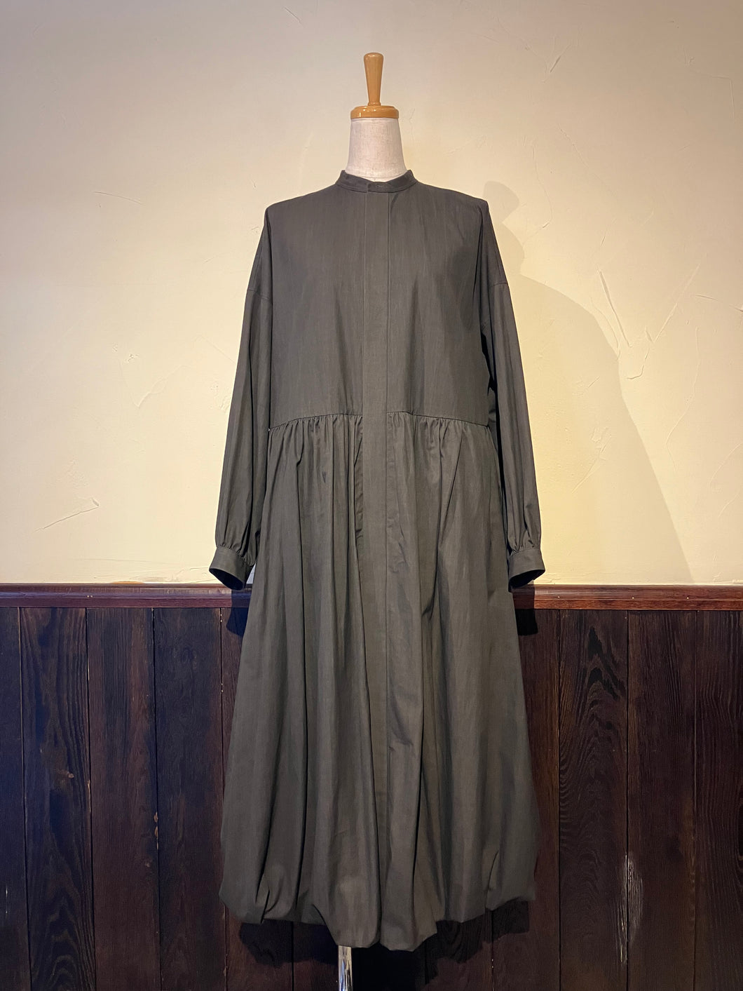 Women 322520 墨染ブロード バンドカラー ロングワンピース