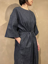 이미지를 갤러리 뷰어에 로드 , Woman's 652622 8.5オンス ライトデニム 五分袖ロングワンピース
