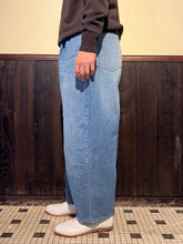 画像をギャラリービューアに読み込む, Woman's 462508  ワイドテーパード　ヴィンテージウォッシュ　デニムパンツ
