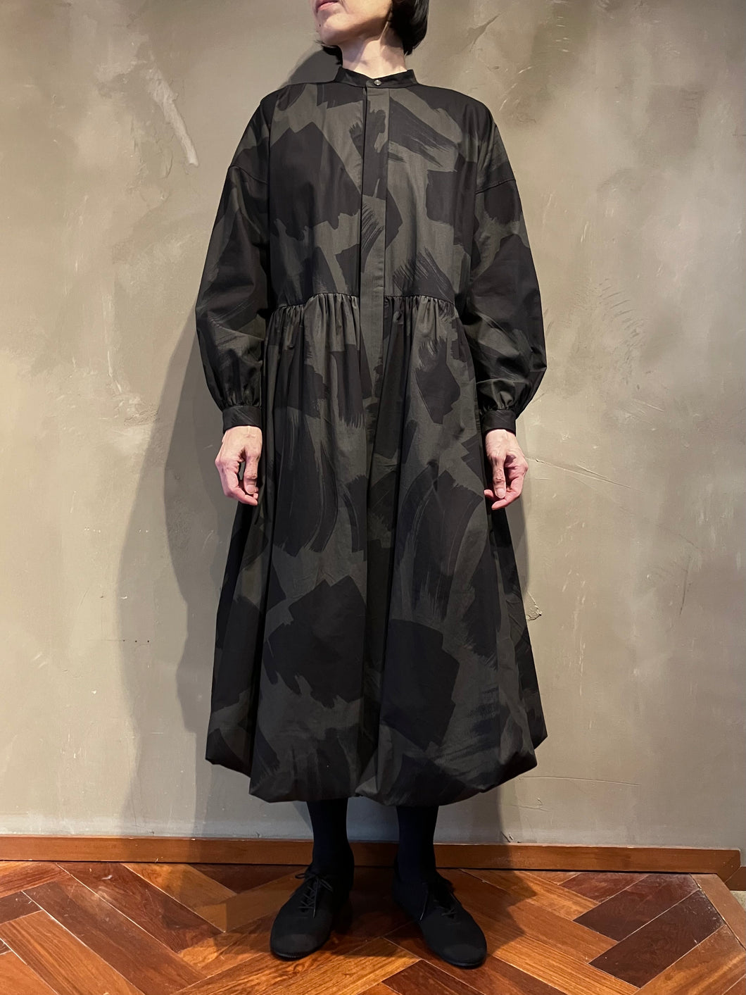 Women 322521 スクエアブラッシュプリント バンドカラー ロングワンピース