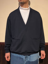 画像をギャラリービューアに読み込む, 422502  ウォッシャブルウール裏毛　Vネックシャツ
