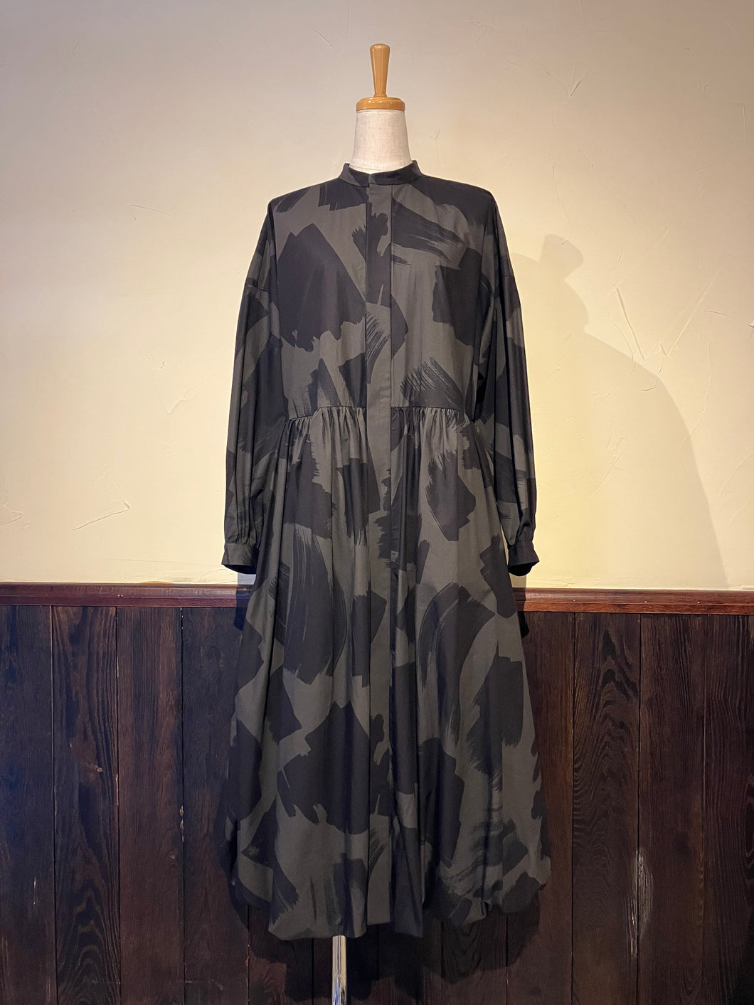 Women 322521 スクエアブラッシュプリント バンドカラー ロングワンピース